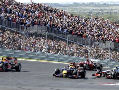 Vettel lidera el grupo al principio de la carrera.
