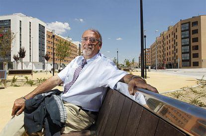 José Masa, alcalde electo de Rivas-Vaciamadrid por IU, junto a las casas de protección oficial para jóvenes.