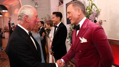 El príncipe de Gales, Carlos de Inglaterra, y Daniel Craig, en el estreno de 'Sin tiempo para morir', la última película del actor como James Bond, en el Royal Albert Hall de Londres, el 28 de septiembre de 2021.