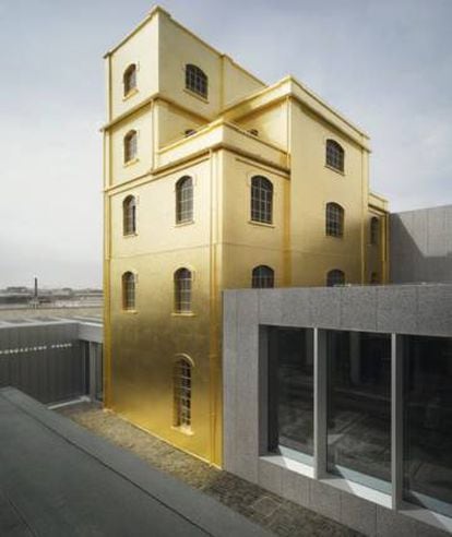 La torre dorada diseñada por el equipo de Koolhaas.