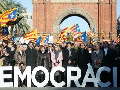 Numerosos políticos junto a manifestantes en Cataluña.