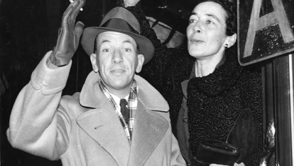 Noël Coward y su amiga y colaboradora Gladys Calthrop se suben a un tren camino de Nueva York en 1936.