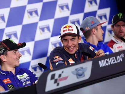 M&aacute;rquez bromea con Lorenzo en la conferencia de prensa oficial del GP de Australia, con Vi&ntilde;ales y Crutchlow al fondo.