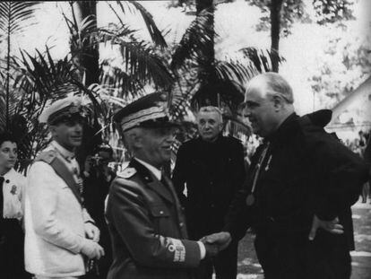 Eugeni D&rsquo;Ors, saludando al rey Victor Manuel III, durante la Bienal de Venecia, en 1938.