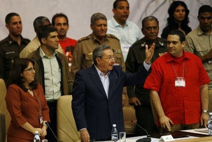 Raúl Castro saluda a la audiencia en la clausura del IX Congreso de la Unión de Jóvenes Comunistas, en La Habana.