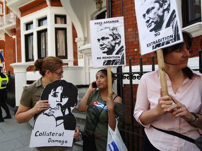 Seguidores de Assange reclaman su libertad en la puerta de la embajada de Ecuador en Londres.