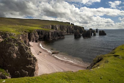 Acantilados y playa de Eshaness, en las islas Shetland.