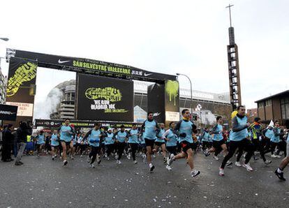 Gran número de personas al comienzo de la carrera San Silvestre Vallecana popular disputada sobre un recorrido de 10 kilómetros