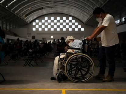 Una mujer en silla de ruedas espera para ser vacunada contra la covid-19 en Ecatepec.