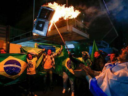 Partidarios de Jair Bolsonaro celebran los resultados electorales este domingo en Sao Paulo (Brasil).