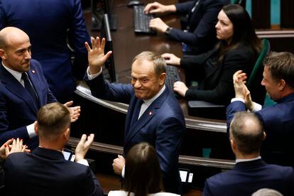 Donald Tusk saluda a los diputados de la bancada liberal tras ser elegido primer ministro en el Sejm, este lunes.