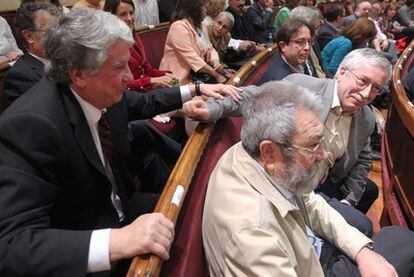 Arturo Fernández (CEIM), a la izquierda, saluda a Toxo en presencia de Méndez, ayer en un acto en Madrid.