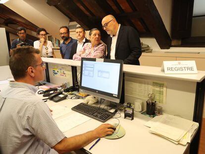 Junts pel Sí y la CUP registran la proposición de ley de referéndum en el Parlament.