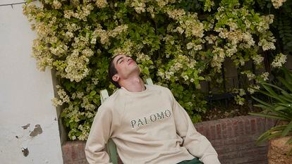 Un modelo luce algunas de las prendas que Palomo ha diseñado para Correos España.