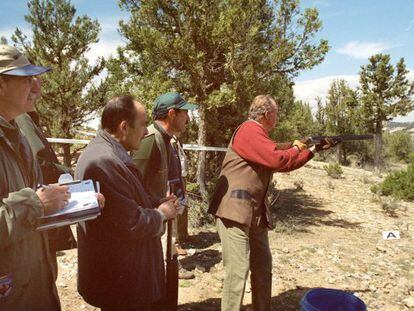 El Rey Juan Carlos practica la modalidad federativa de tiro deportivo de Recorridos de Caza, en Soria en 2001.