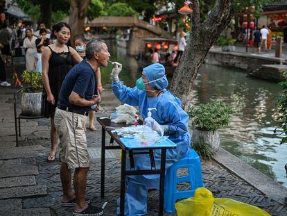 Un grupo de ciudadanos se somete a la prueba de detección de la covid en Shanghái.