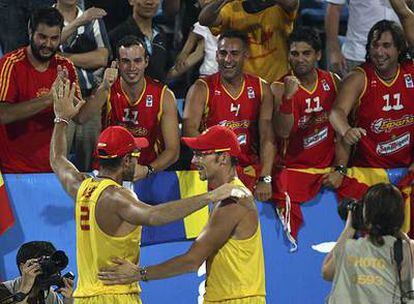Aficionados españoles aplauden a la pareja de voley playa Pablo Herrera y Raúl Mesa tras su triunfo de hoy sobre Austria.