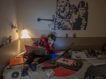 Un niño realizando sus tareas escolares en casa durante el confinamiento por el Coronavirus.