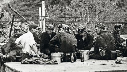 Una visita de la campaña de primarias de John y Robert Kennedy a un grupo de mineros. CRÉDITO: TASCHEN
