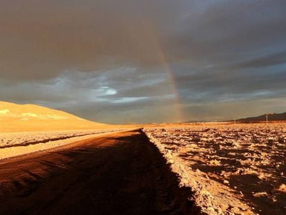 Una imagen inédita del centro hiperárido de Atacama con un arcoíris sobre el lugar más seco de la Tierra.