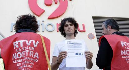 Un trabajador de Ràdio 9 muestra el correo electrónico con su despido.