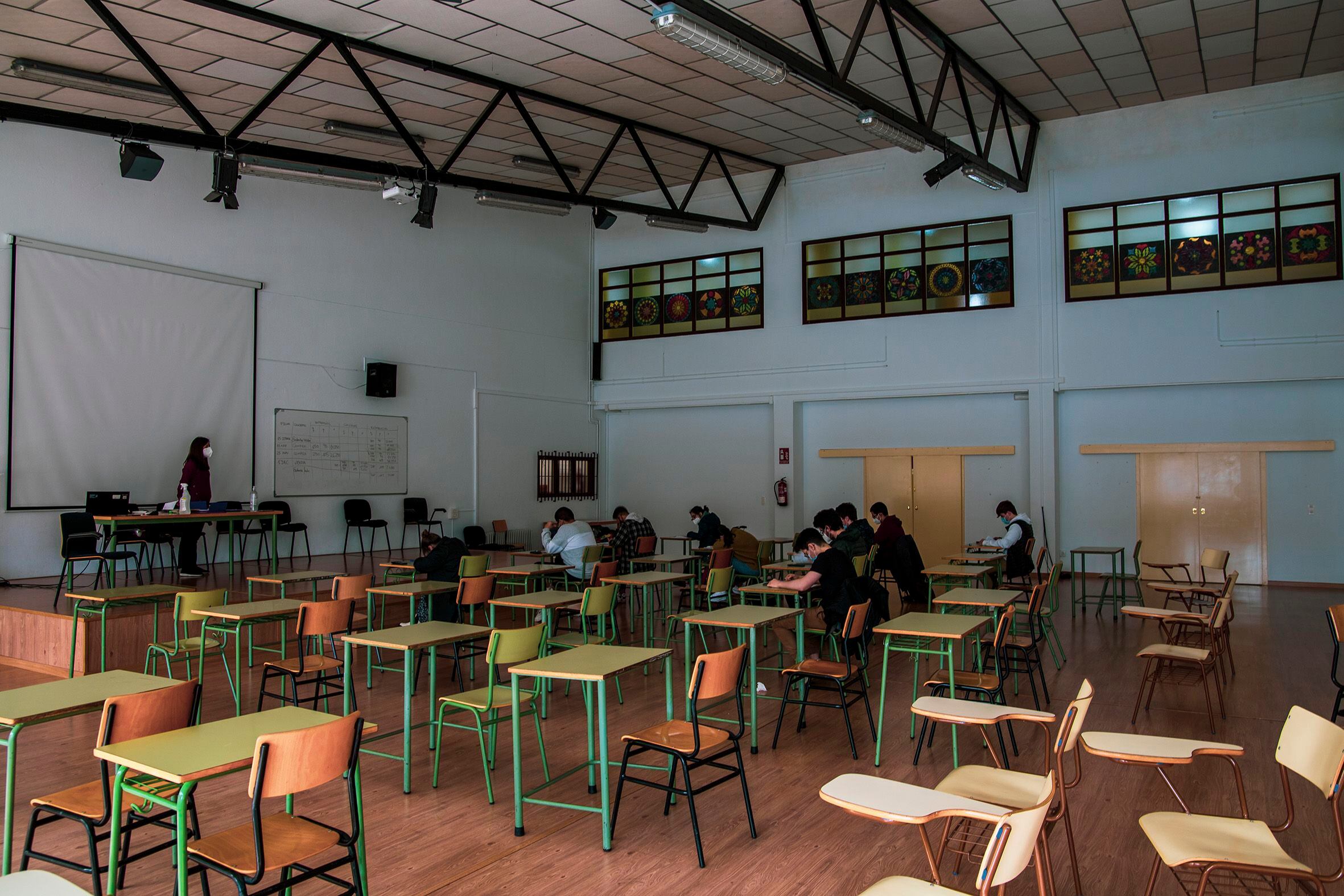 Un grupo de alumnos en el antiguo auditorio del instituto Eduardo Pondal, en Santiago de Compostela, ahora convertido en aula, este viernes.