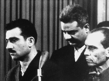 El espía Eli Cohen (izq.), aparece de pie junto a otros dos acusados en un momento del juicio en la ciudad de Damasco (Siria), el 9 de mayo de 1965.