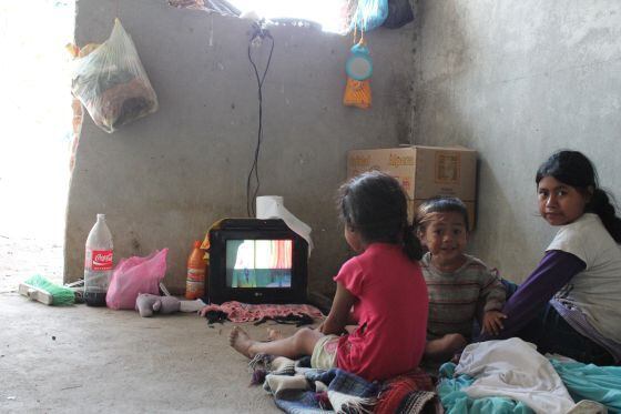 Tres niños en una de las casas en que viven los mixtecos.