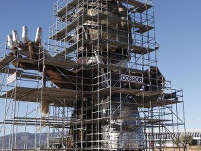 Estatua inspirada en Carlos Fabra en el aeropuerto de Castell&oacute;n.