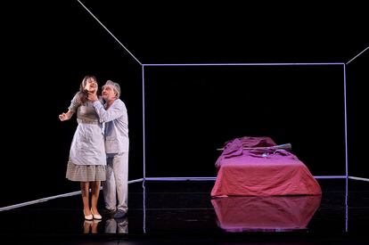 Una escena de la obra 'Malos tiempos para la lírica', de Albert Boadella, con María Rey-Joly y Antoni Comas.