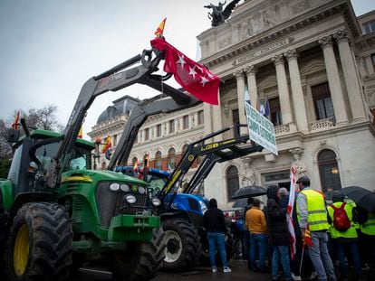 La concentración de tractores por el centro de Madrid, en imágenes