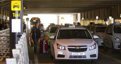 Taxistas de Sevilla, en la parada del aeropuerto.