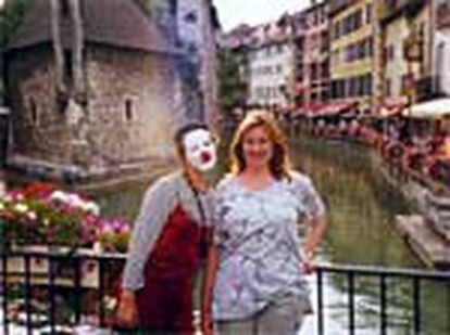La autora de la carta, junto a una artista callejera en Annecy (Francia).