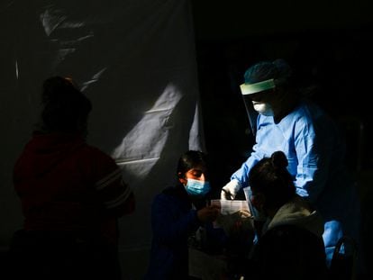 Una trabajadora atiende a una paciente en un centro de salud de Ciudad Juárez, el miércoles.