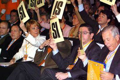 Aguirre y Gallardón votan hoy a mano alzada en el Congreso del PP de Madrid.