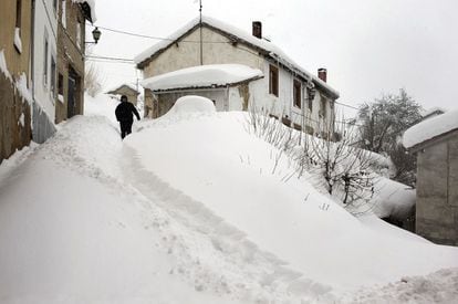 Un vecino de Barruelo de Santullán (Palencia) camina entre la nieve.