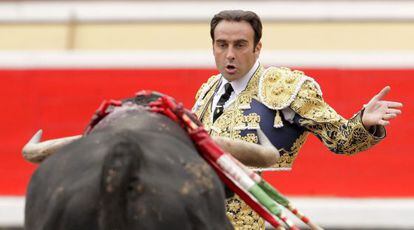 El diestro Enrique Ponce cita a un toro durante una corrida de la Semana Grande de Bilbao.