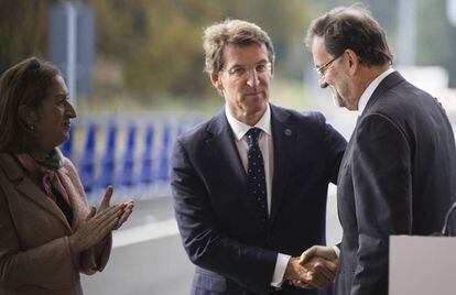 Feij&oacute;o saluda a Rajoy en presencia de Pastor, durante un acto en Lugo en 2015.