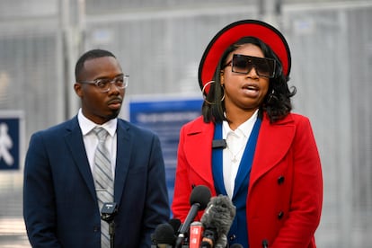Bridgett Floyd, hermana de George, da una rueda de prensa el 8 de marzo en Minneapolis.