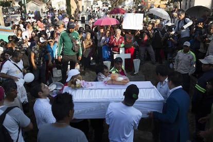 Amigos y familiares durante el entierro de Fátima.