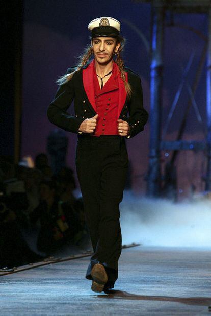 John Galliano al término de un desfile en París en 2010.