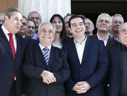 El primer ministro Alexis Tsipras en el centro junto al viceprimer ministro econ&oacute;micoYannis Dragasakis, a la izquierda.