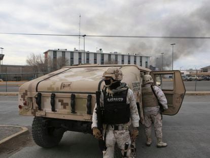 Elementos del Ejército mexicano a las afueras del Cereso número 3 de Ciudad Juárez, tras el motín de este domingo.