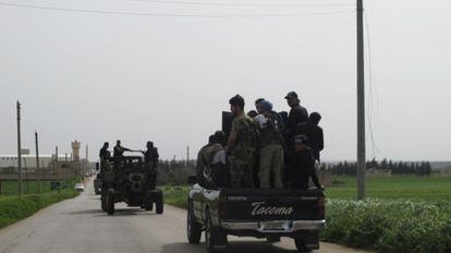 Un grupo de rebeldes armados viajan por el norte de la provincia de Idlib.