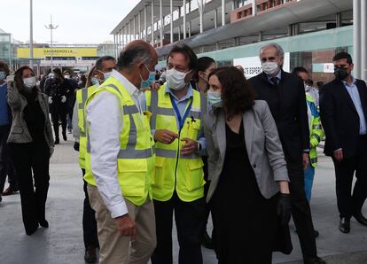 Isabel Díaz Ayuso junto a Antonio Zapatero, director de Ifema, en el acto de clausura del hospital de campaña.