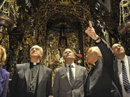 Jes&uacute;s V&aacute;zquez, en el centro, en una visita ayer a la catedral de Ourense.