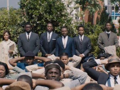 David Oyelowo, como Martin Luther King (al fondo, segundo por la derecha de los cuatro trajeados) en el filme.