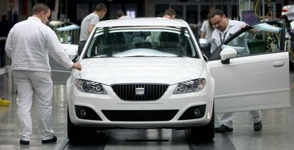 Varios operarios de la factoría automovilística Seat trabajan en la cadena de montaje en los últimos detalles del Exeo.