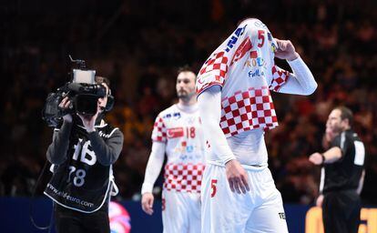 El jugador croata Domagoj Duvnjak se tapa la cara con su camiseta tras perder la final.