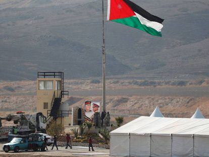 La bandera jordana ondea en el enclave de Bakura, el domingo en la frontera israelí. En vídeo, el discurso del rey del país, Abdalá II.